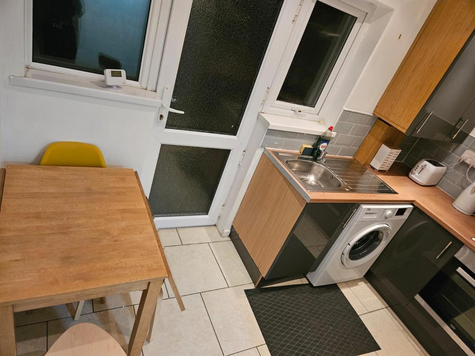 Nariken Apartments, Кардиф Екстериор снимка